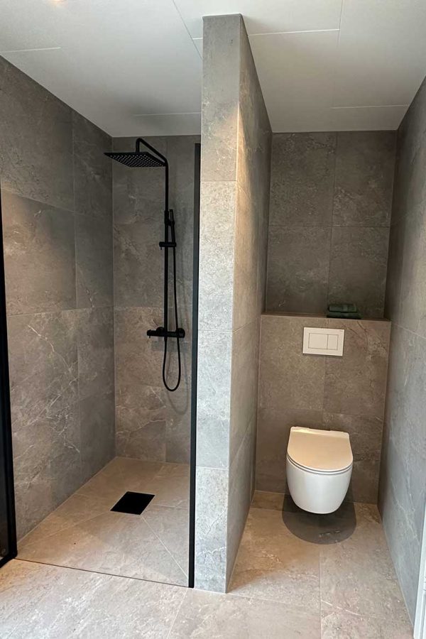 Toalett/dusj levert av Hansens Rørservice