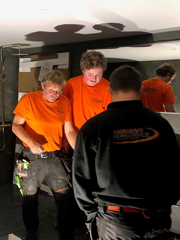 Rørleggere i arbeid fra Hansens Rørservice på et bad