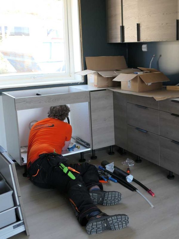 Hansens Rørservice monterer vask på kjøkken