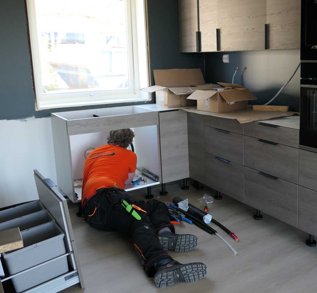 Hansens Rørservice monterer vask på kjøkken