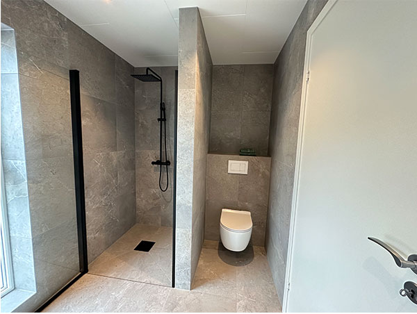 Dusj og toalett levert av Hansens Rørservice